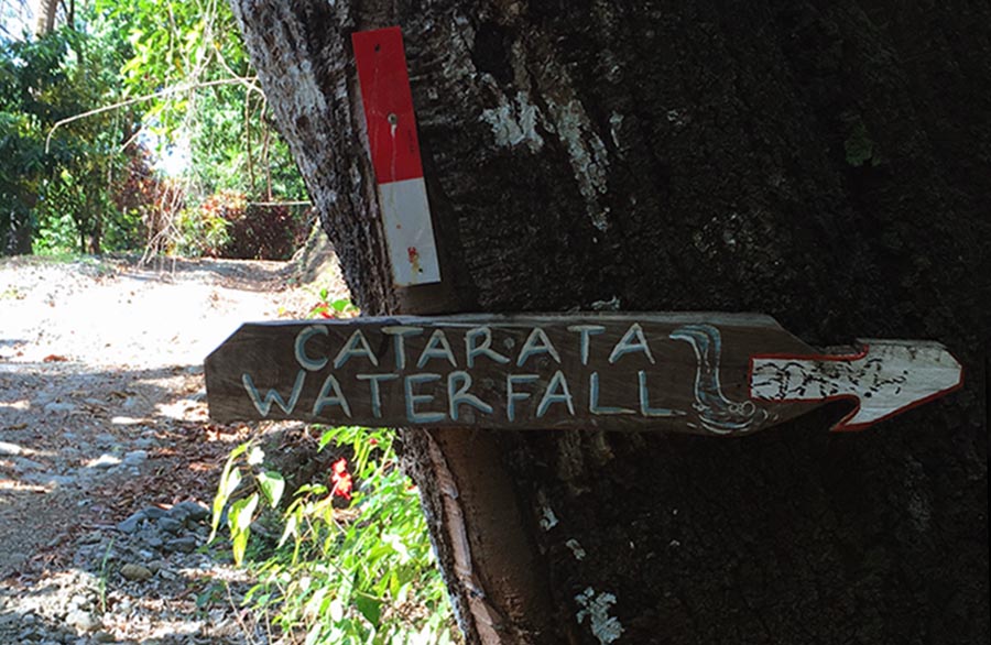 King Louis Waterfall trail head sign - Catarata sign